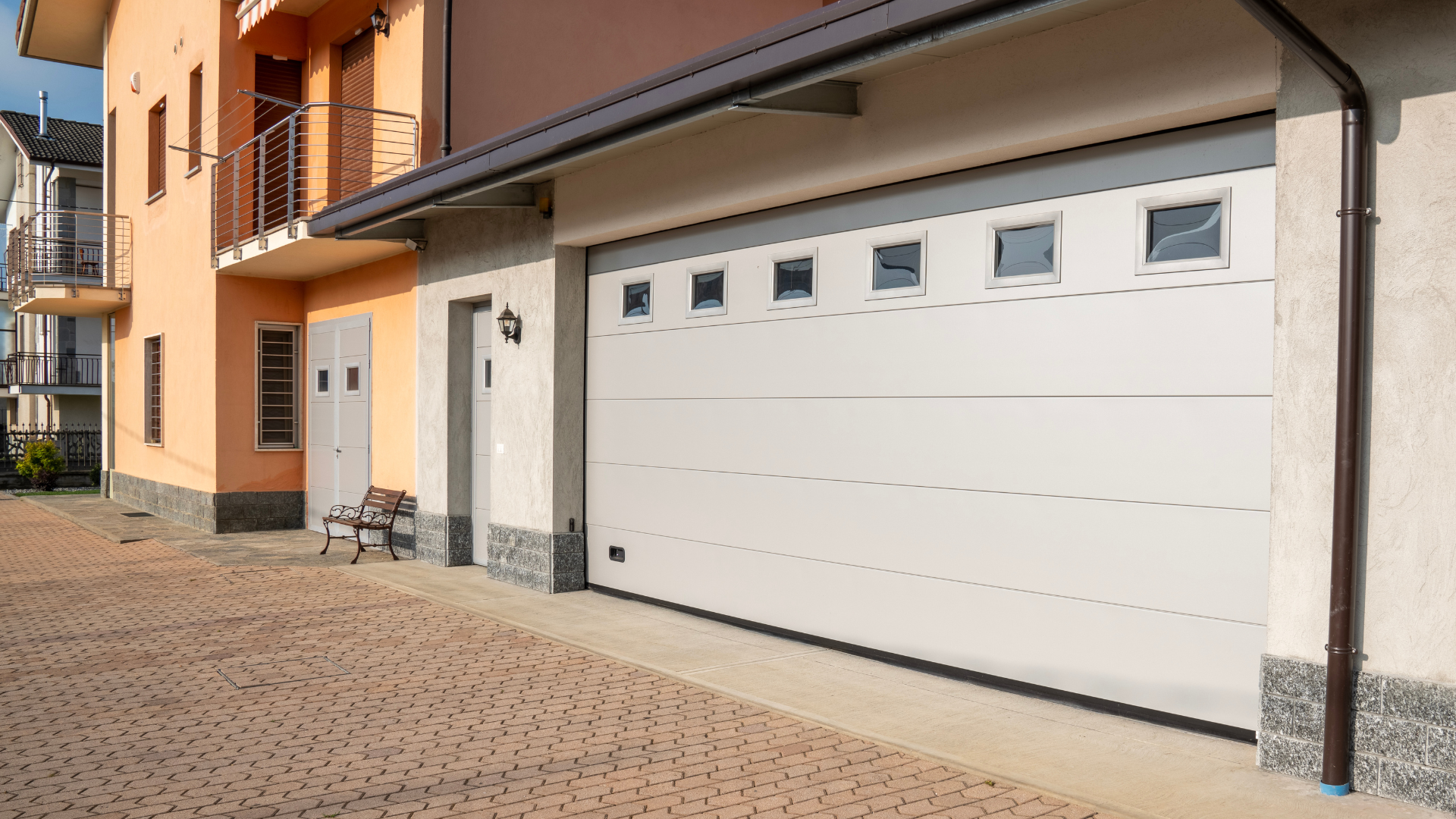 Sostituire il portone residenziale con IRIDIUM DOORS