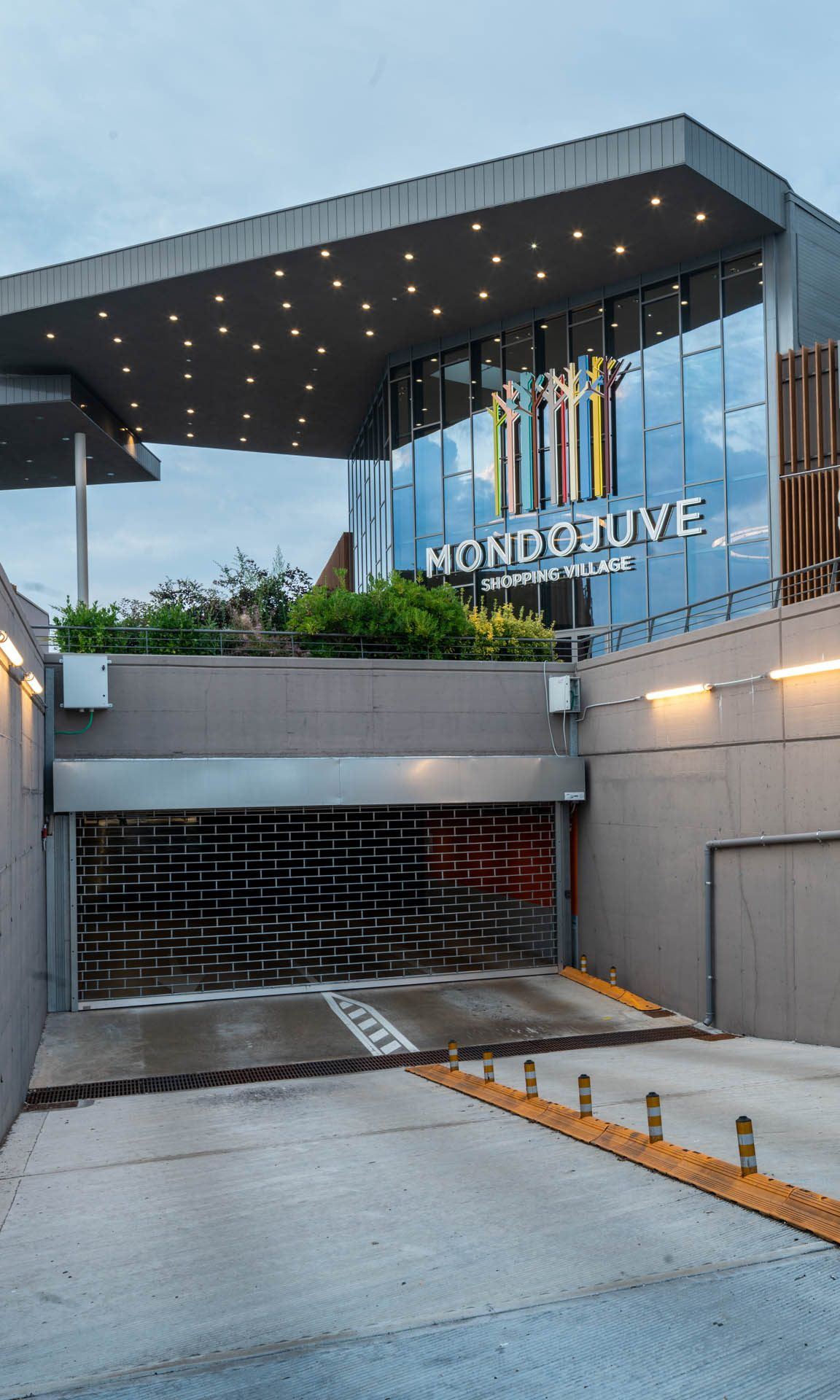 Mondojuve Shopping Village ha installato le Serrande IRIDIUM DOORS