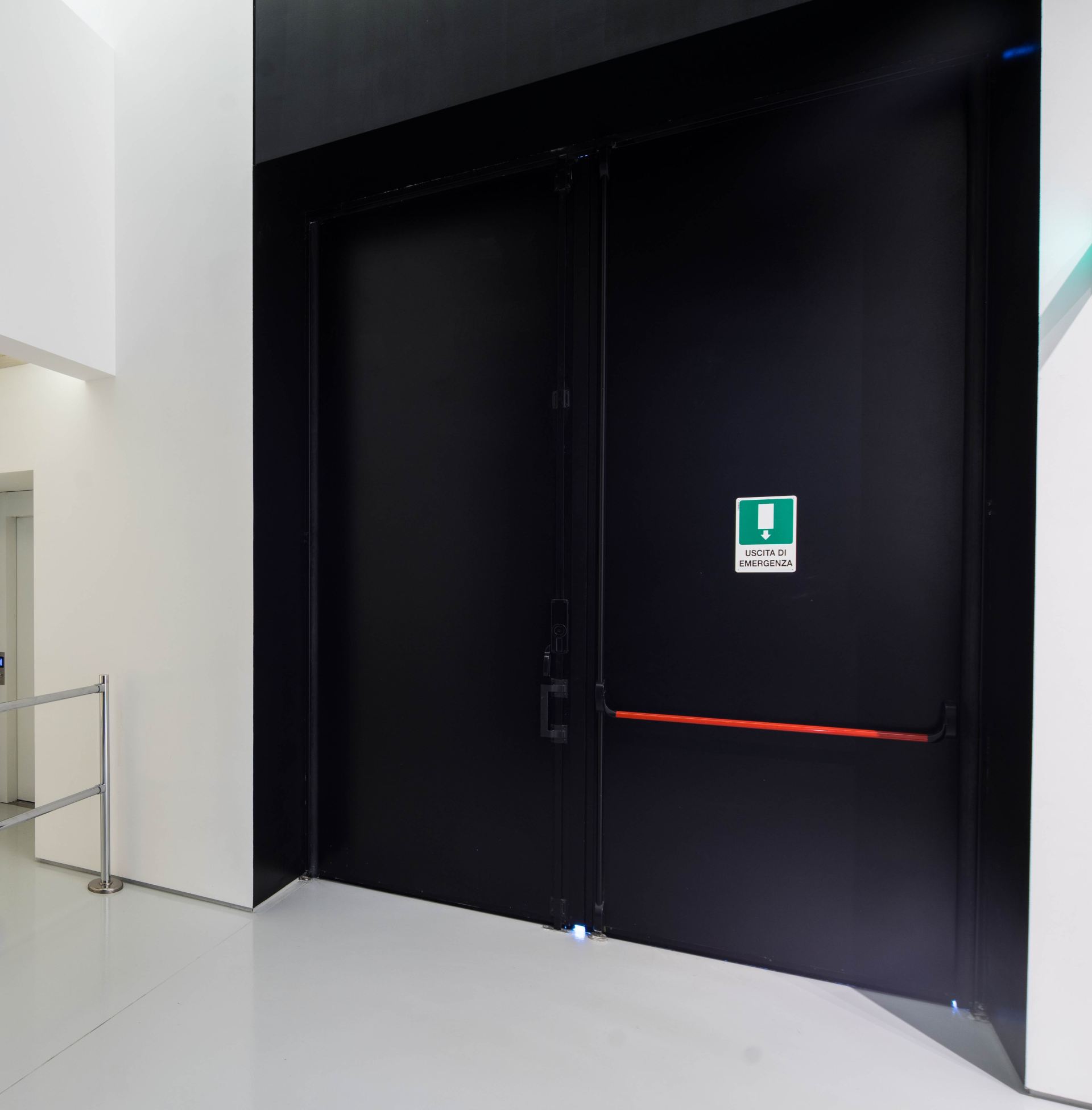 Portone Andromeda di IRIDIUM DOORS