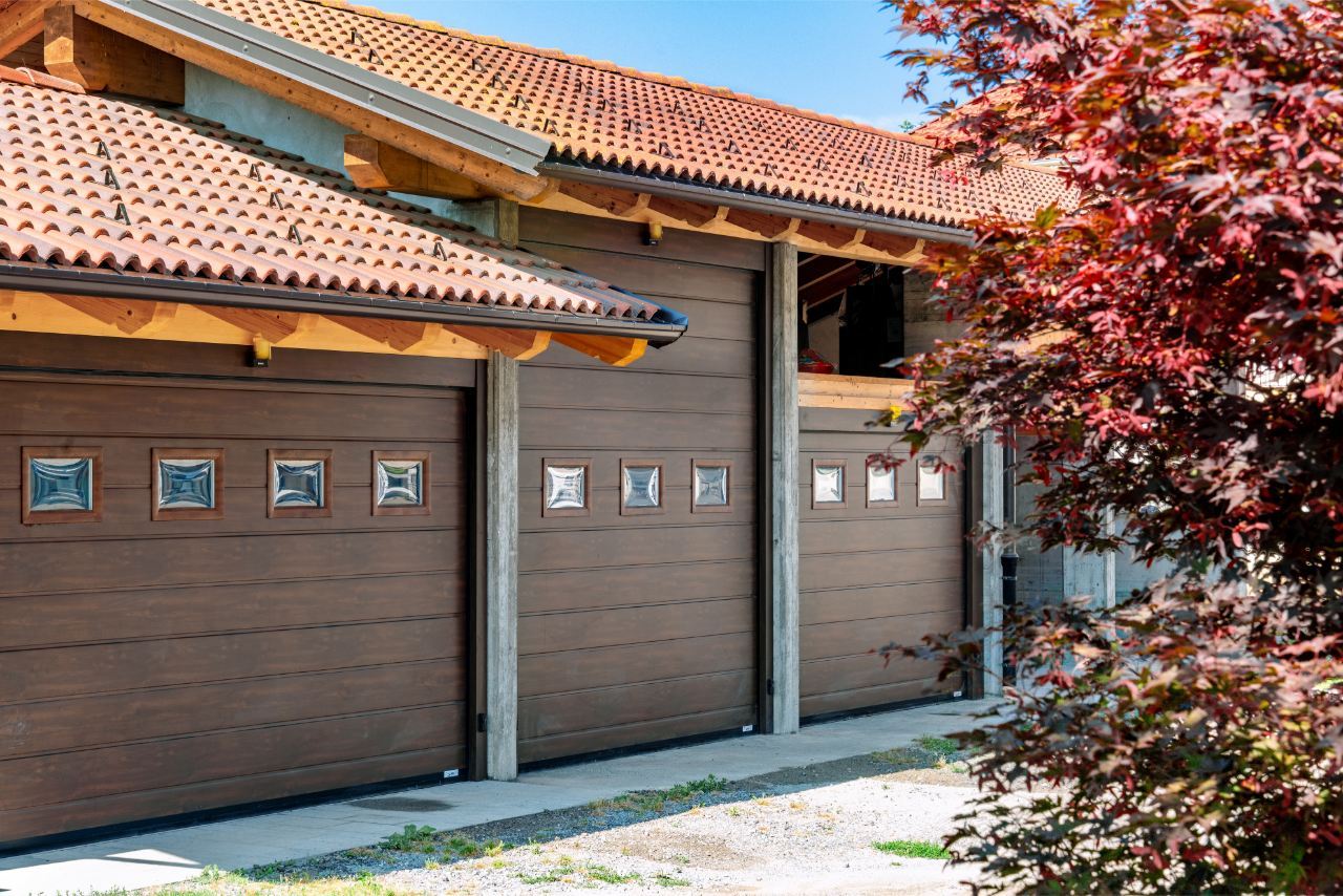 Iridium Doors Sezionale Simil legno e oblò 158
