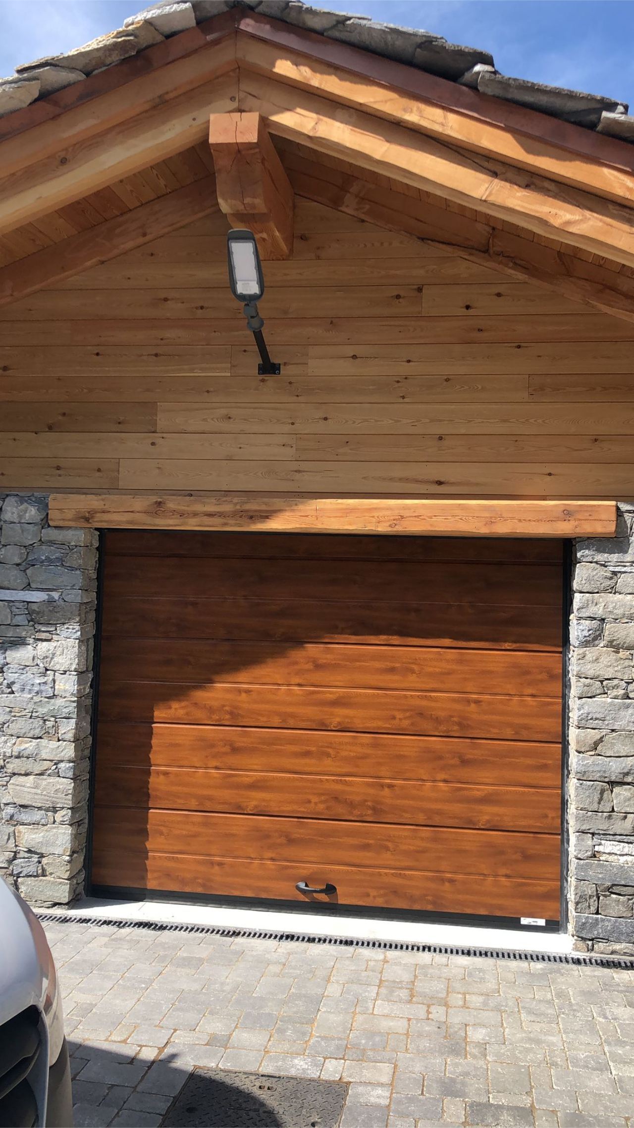 Iridium Doors portoni sezionali in montagna 124