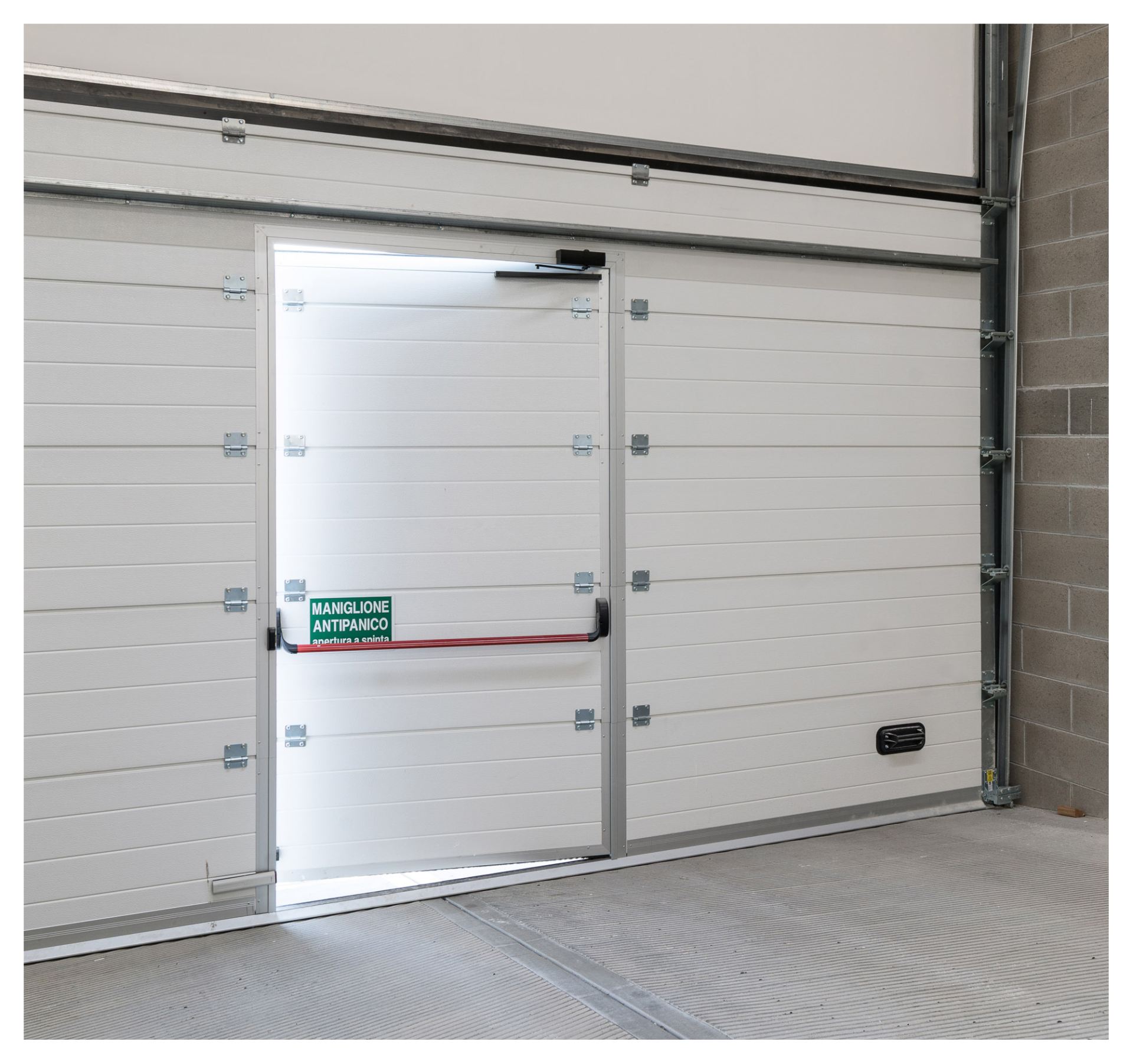 Iridium Doors Portone sezionale con maniglione antipanico 11