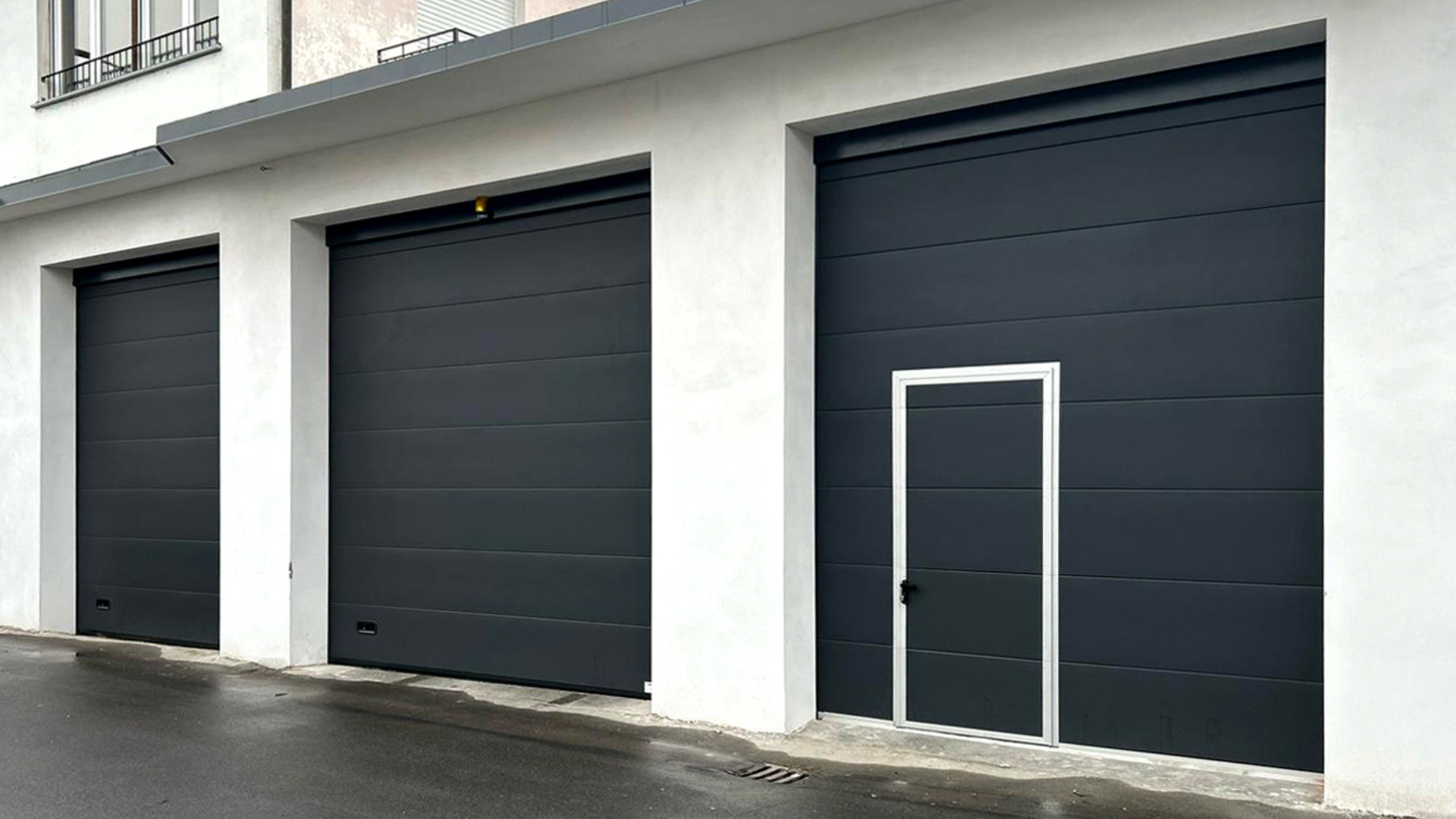 Il portone sezionale Scorpio è la soluzione perfetta per garage condominiali: scorrimento verticale, isolamento termico, sicurezza e un’ampia scelta di finiture. Made in Ital