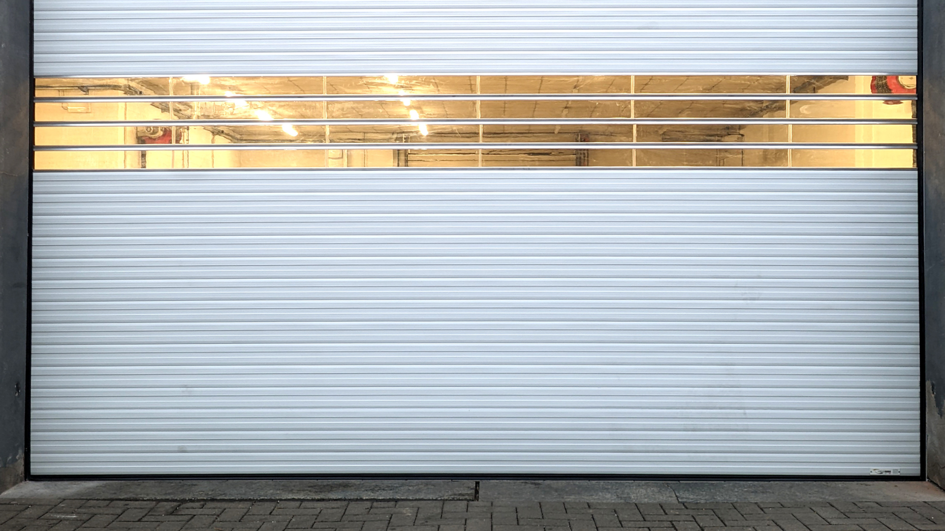 Una nuova installazione IRIDIUM DOORS a Vercelli: la serranda coibentata automatica Sirrah, una soluzione industriale innovativa che unisce isolamento termico, sicurezza, design e affidabilità.