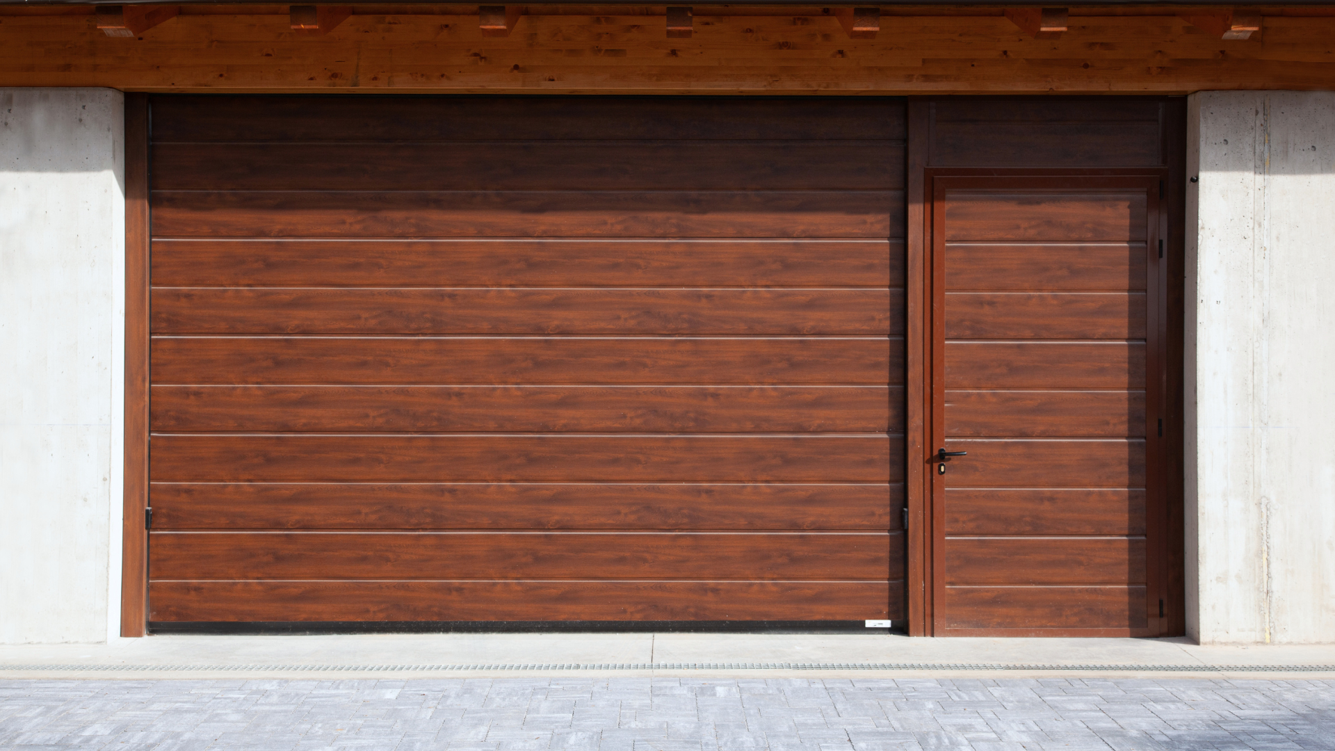 Scopri la Porta Pedonale Sole: elegante, resistente e personalizzabile, anche in coordinato con portoni sezionali e basculanti. Richiedi un preventivo a IRIDIUM DOORS.