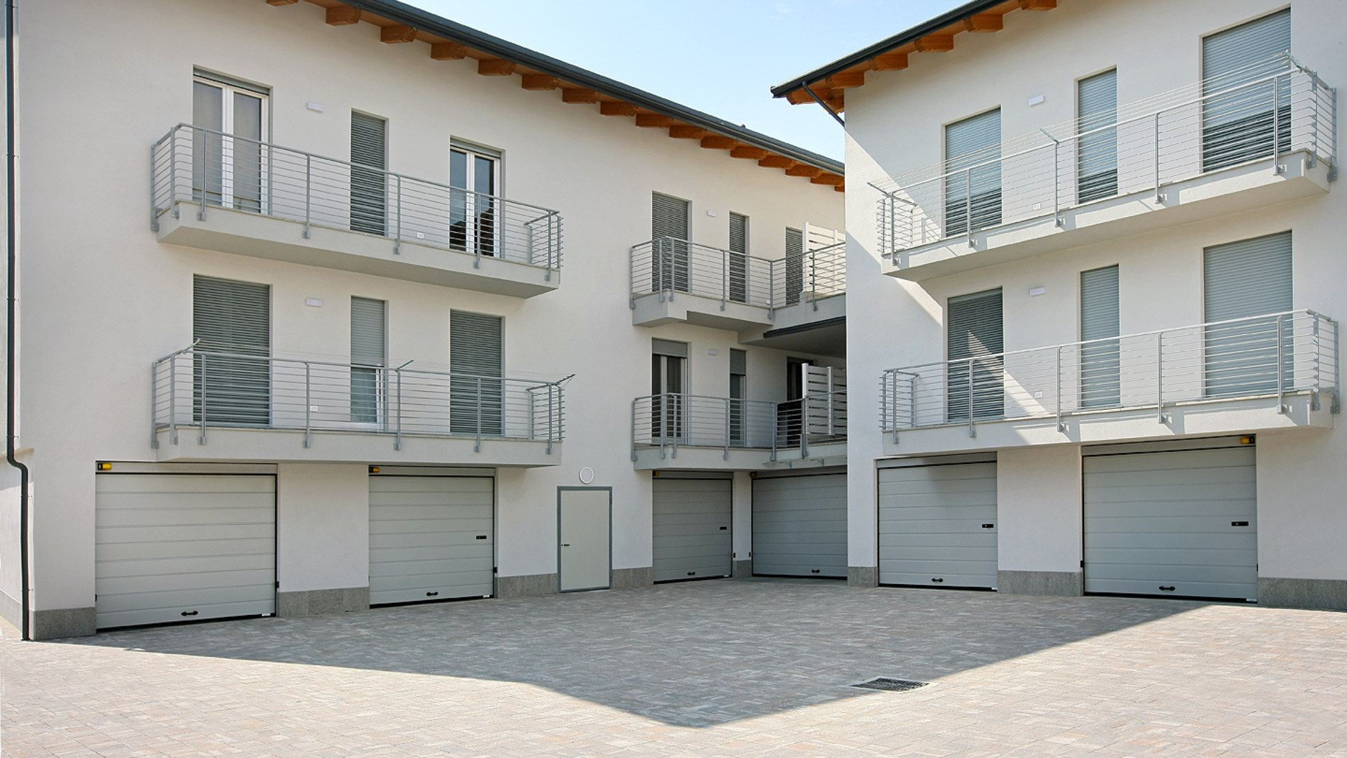 Cambiare i portoni garage condominiali senza compromettere il decoro architettonico