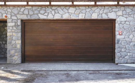 Eleganza e Sicurezza: Scegli il Portone di IRIDIUM DOORS per la tua Casa in Montagna