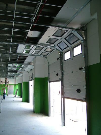 Portoni sezionali industriali IRIDIUM DOORS: funzionalità e stile