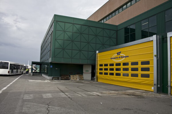 Porta ad impacchettamento rapido Iridium Doors presso l'aeroporto di Bologna