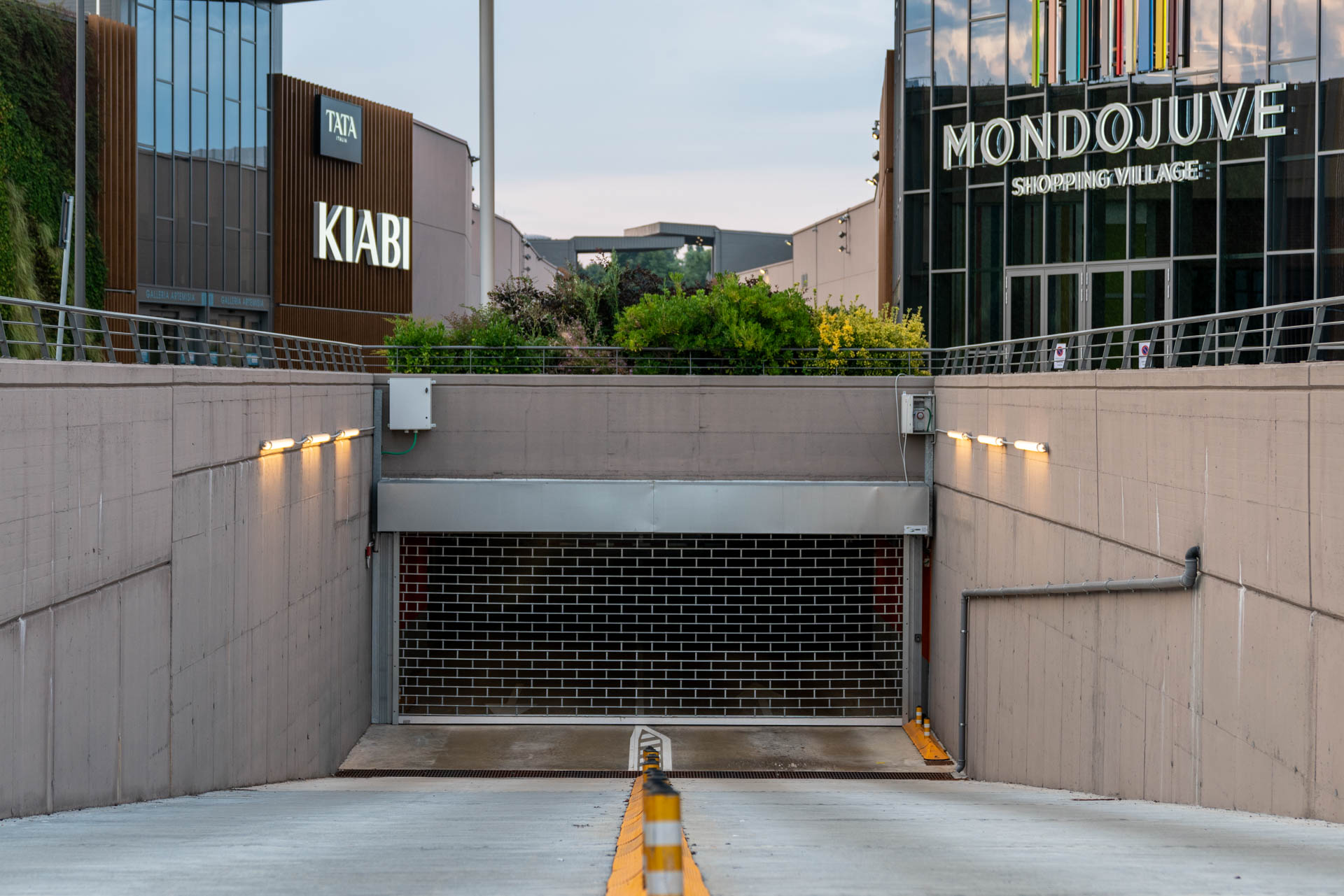 Serranda centro commerciale accesso auto Mondojuve
