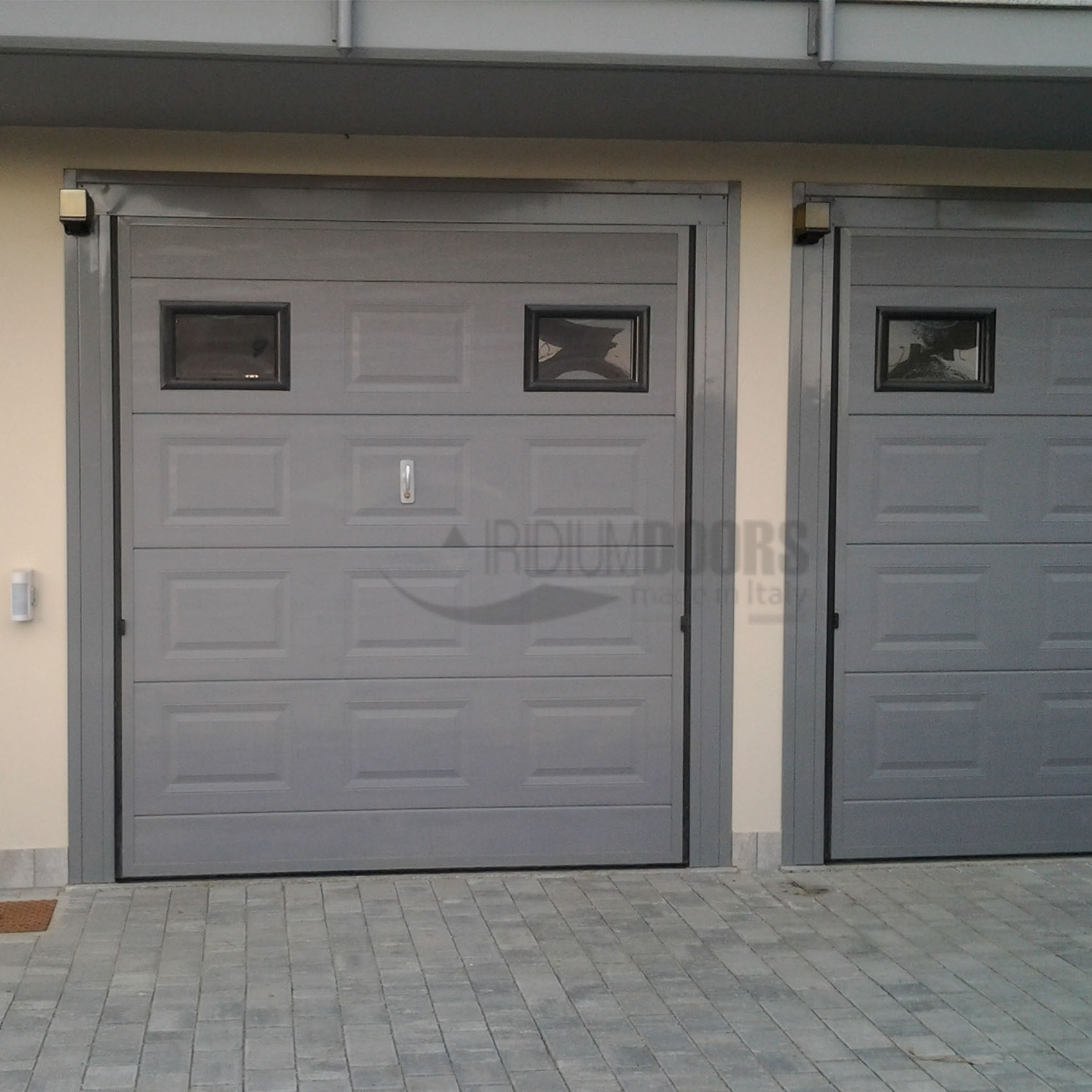 Portone basculante per garage grigio con finestratura Cuneo