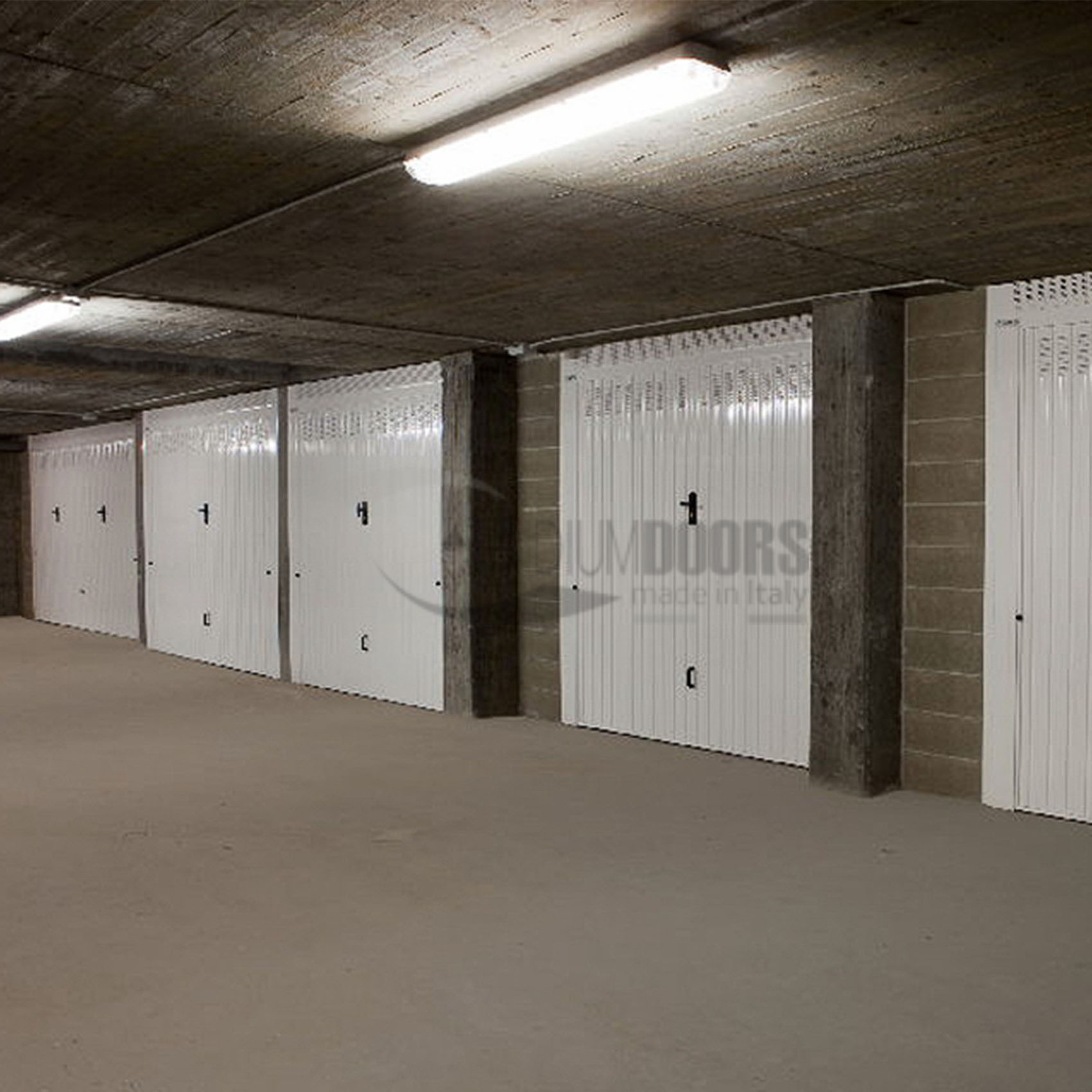 Portoni basculanti bianche zincati per garage condominiale Torino