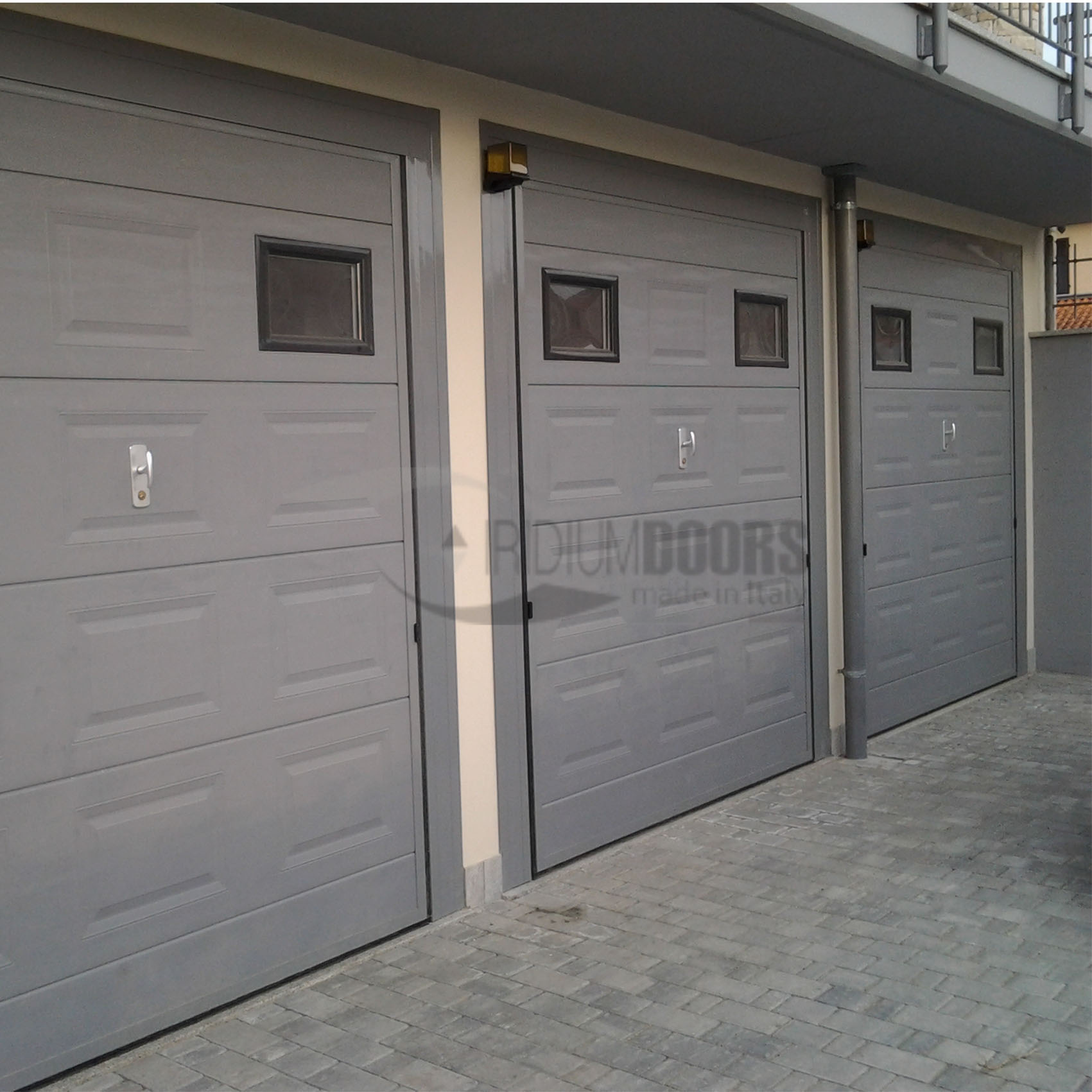 Portoni basculanti per garage condominiale con finestratura Torino
