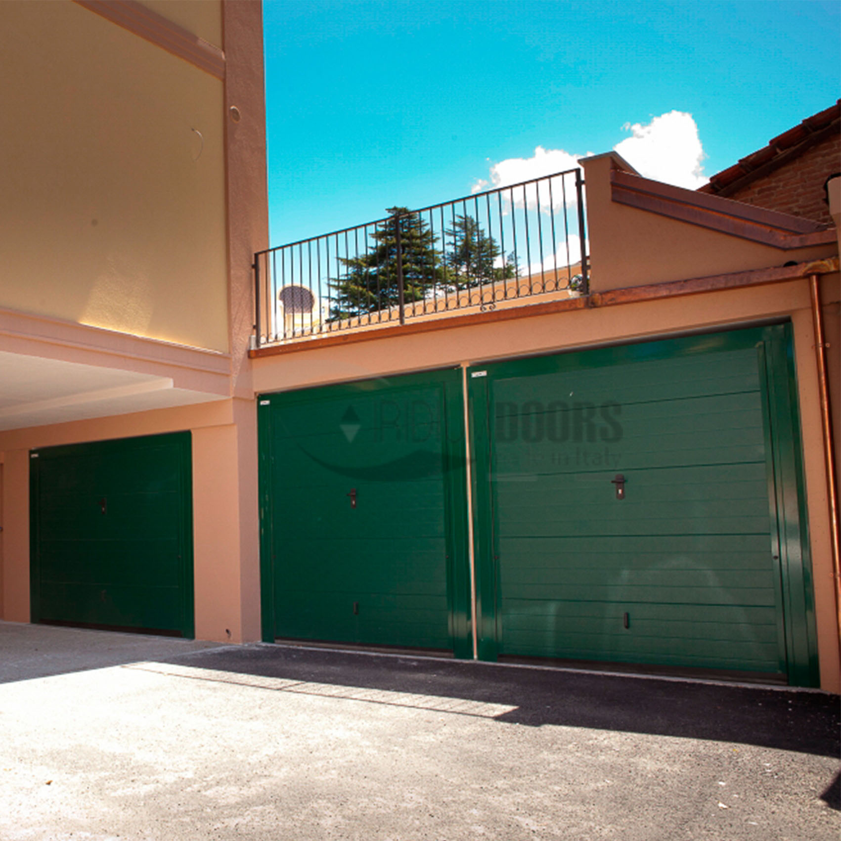 Portoni basculanti verdi per garage condominiale Cuneo