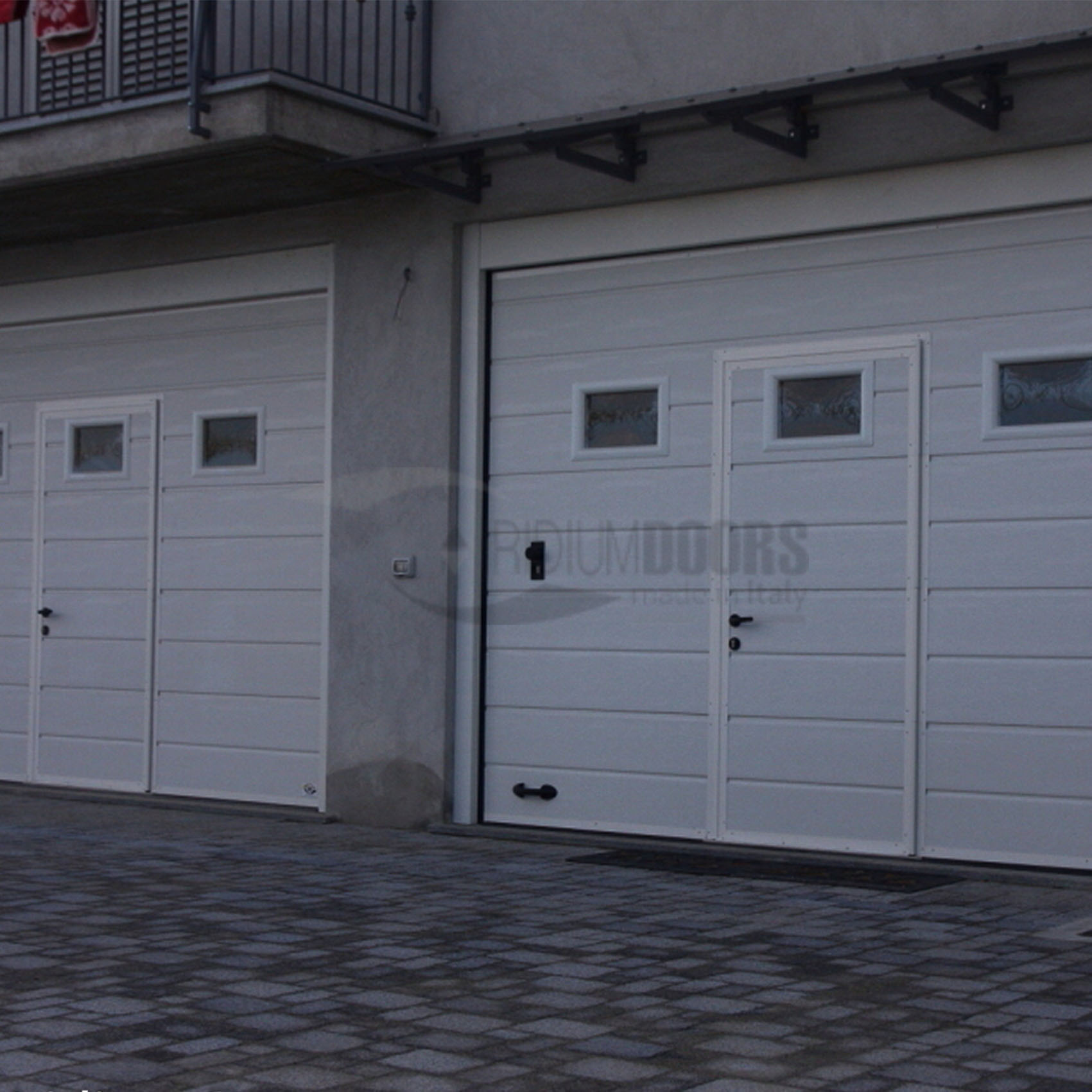 Portoni sezionali per condominio con porta pedonale di accesso Savigliano