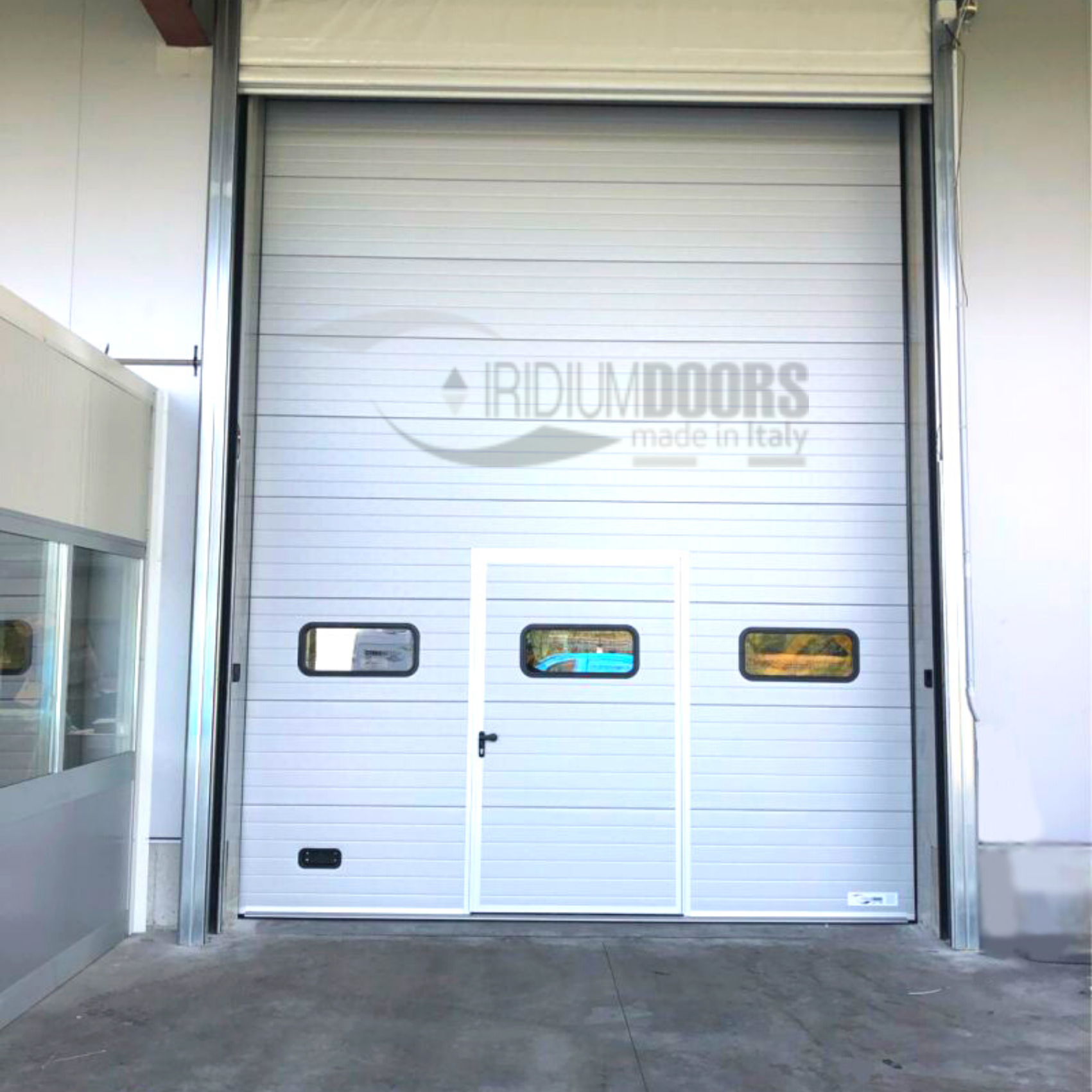 Portone sezionale industriale con porta pedonale e oblò + porta rapida autoriparante